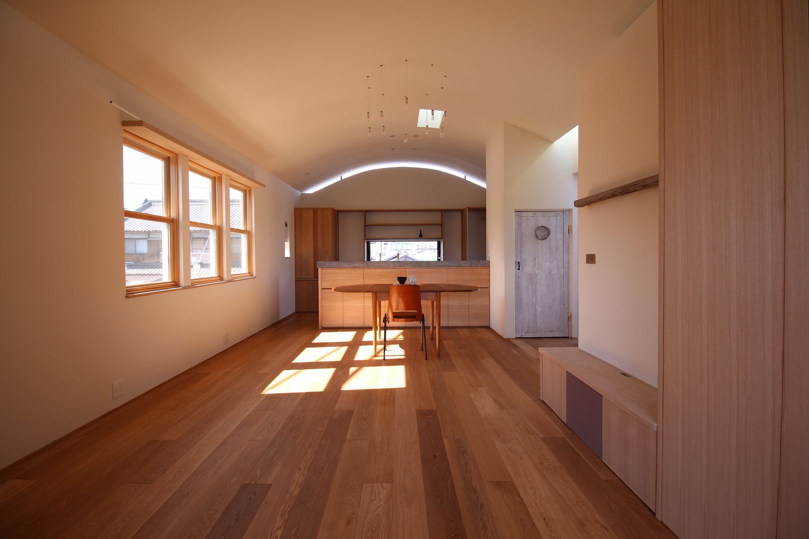 House in Uenokurumazaka, Mimasis Design／ミメイシス デザイン Mimasis Design／ミメイシス デザイン ミニマルデザインの キッチン 木 木目調