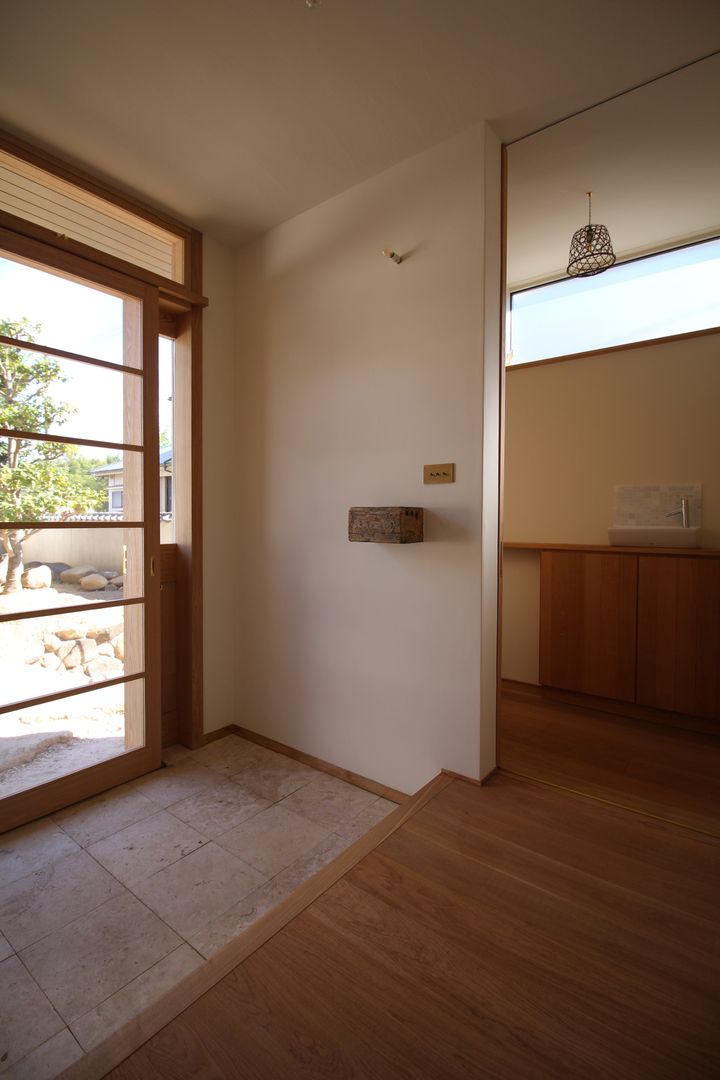 House in Uenokurumazaka, Mimasis Design／ミメイシス デザイン Mimasis Design／ミメイシス デザイン Eklektyczny korytarz, przedpokój i schody Drewno O efekcie drewna