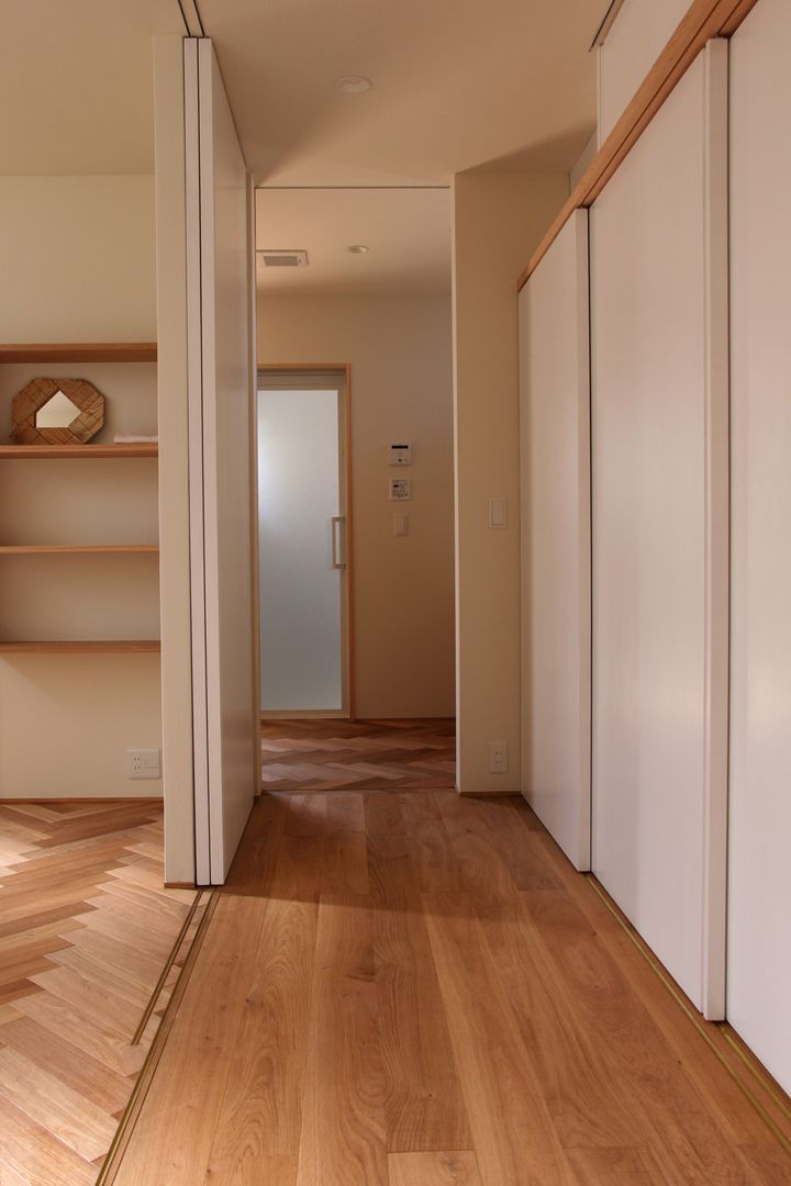 House in Uenokurumazaka, Mimasis Design／ミメイシス デザイン Mimasis Design／ミメイシス デザイン Eclectic style corridor, hallway & stairs Wood Wood effect