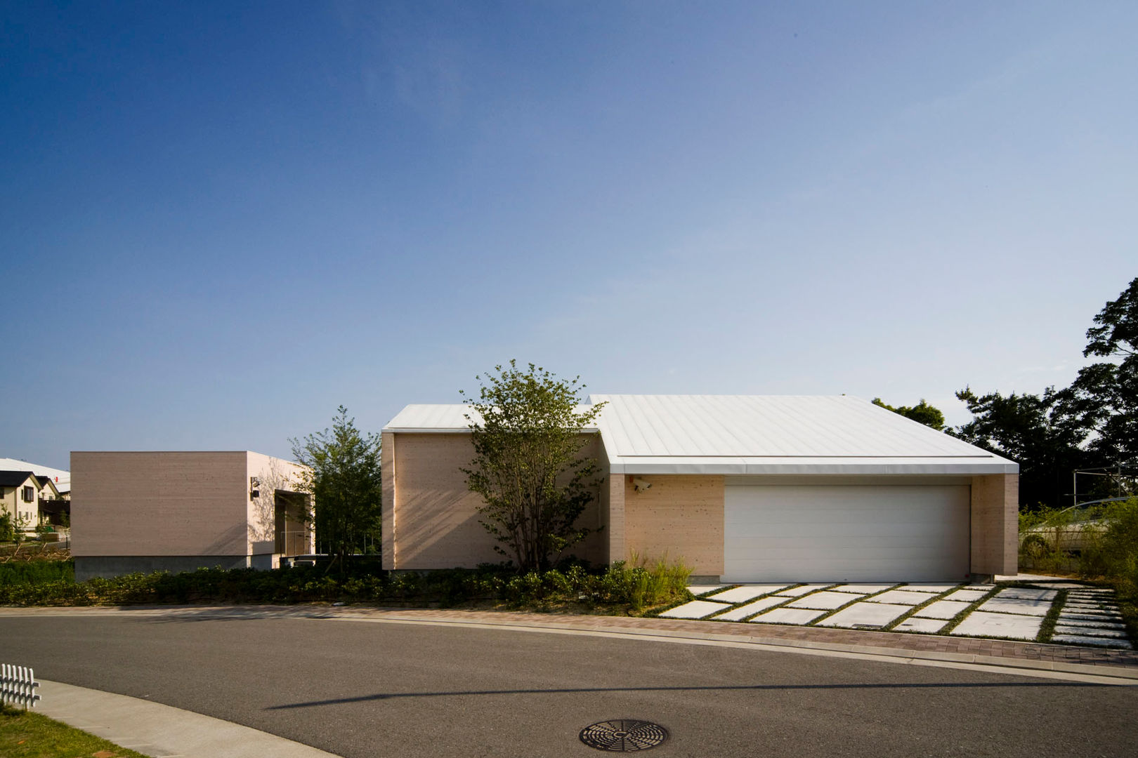 愛車と暮らす家（フェラーリ） Kenji Yanagawa Architect and Associates モダンな 家 木 木目調 ガレージハウス