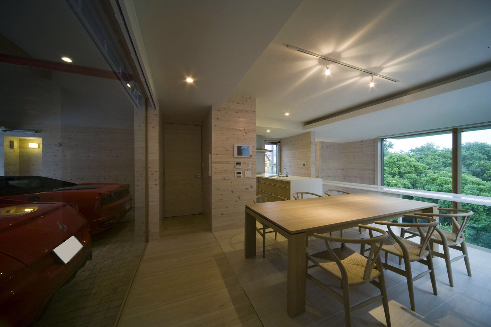 愛車と暮らす家（フェラーリ）, Kenji Yanagawa Architect and Associates Kenji Yanagawa Architect and Associates Modern dining room Wood Wood effect