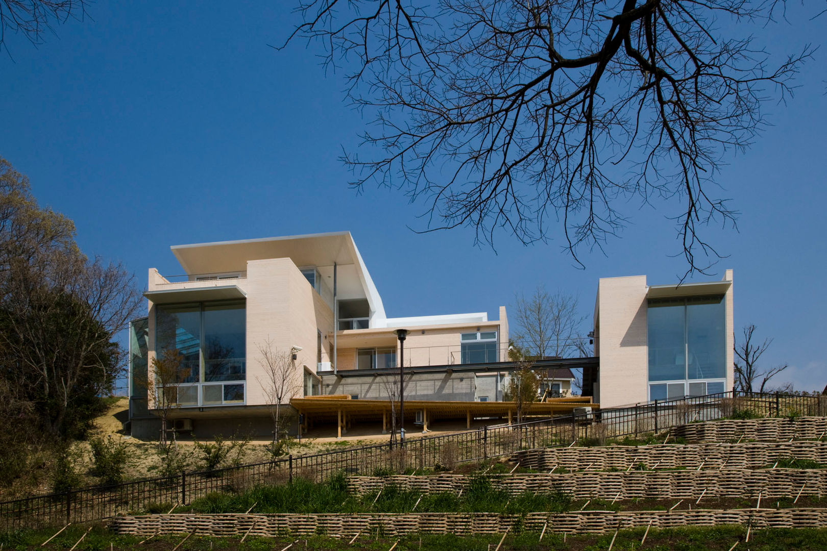 愛車と暮らす家（フェラーリ）, Kenji Yanagawa Architect and Associates Kenji Yanagawa Architect and Associates Casas modernas Madera Acabado en madera