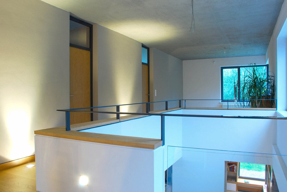 Haus S - Arbeitsbox und Sitznische, fried.A - Büro für Architektur fried.A - Büro für Architektur Moderner Flur, Diele & Treppenhaus
