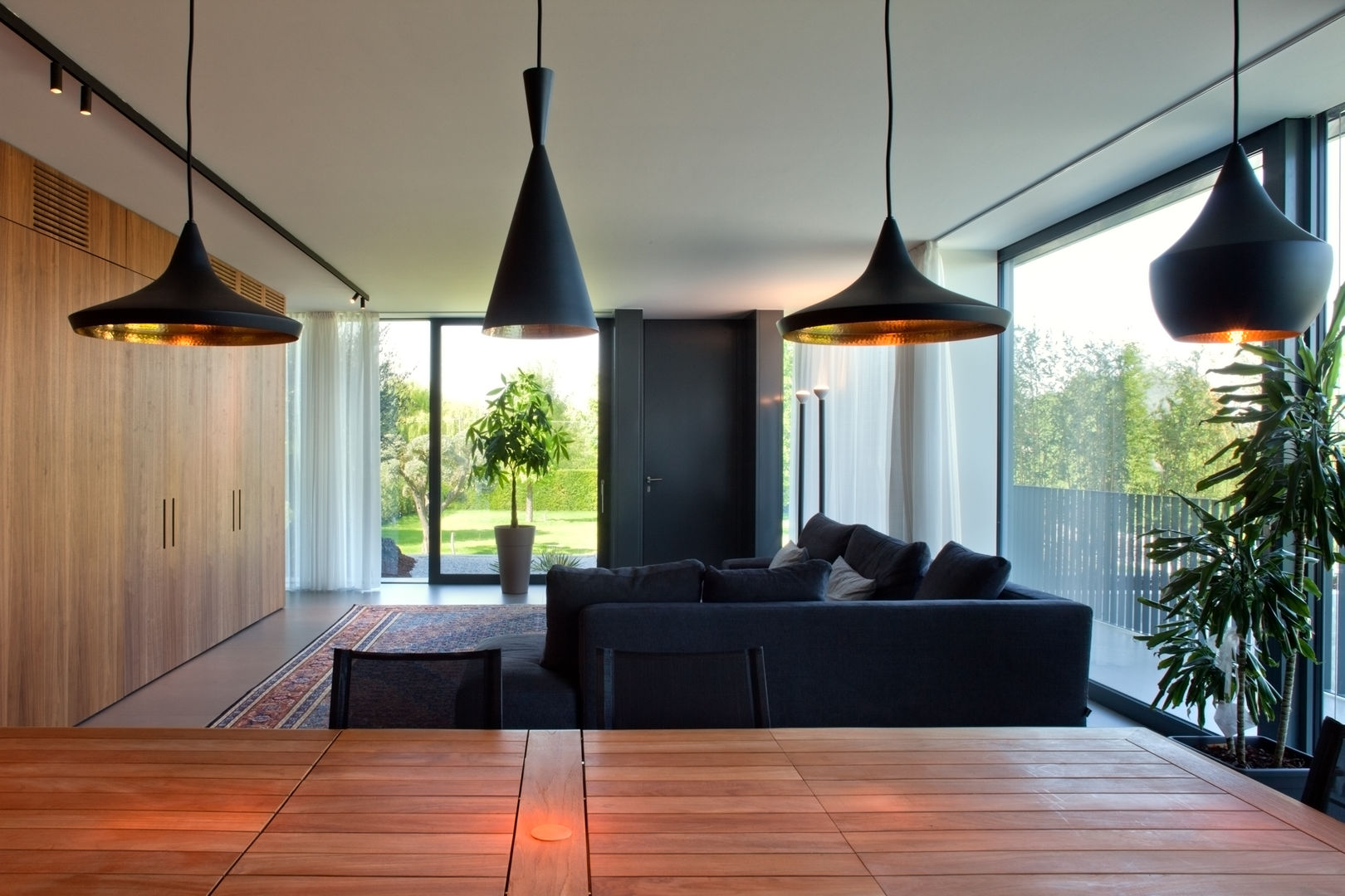 Bella casa in stile orientale: Funzionalità e Storia in un unico luogo, MIDE architetti MIDE architetti Modern living room