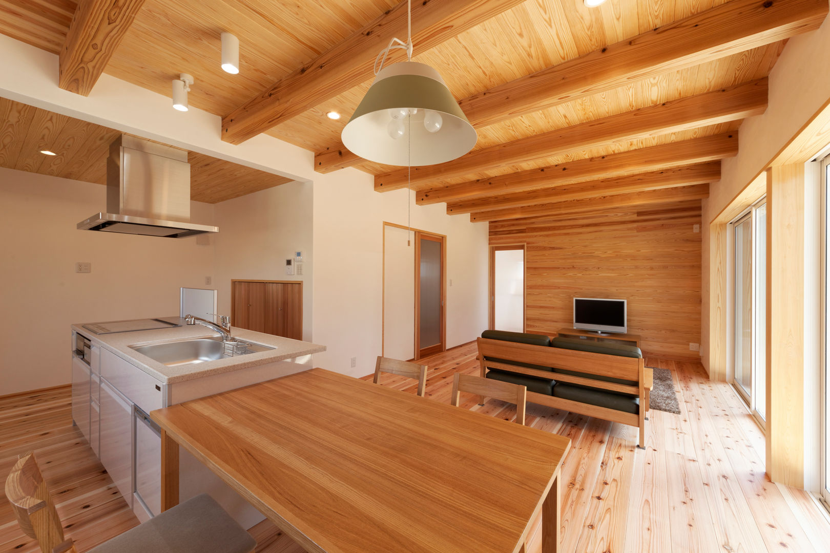 Ft-House okayama kurasiki, 三宅和彦／ミヤケ設計事務所 三宅和彦／ミヤケ設計事務所 Modern dining room Solid Wood Multicolored