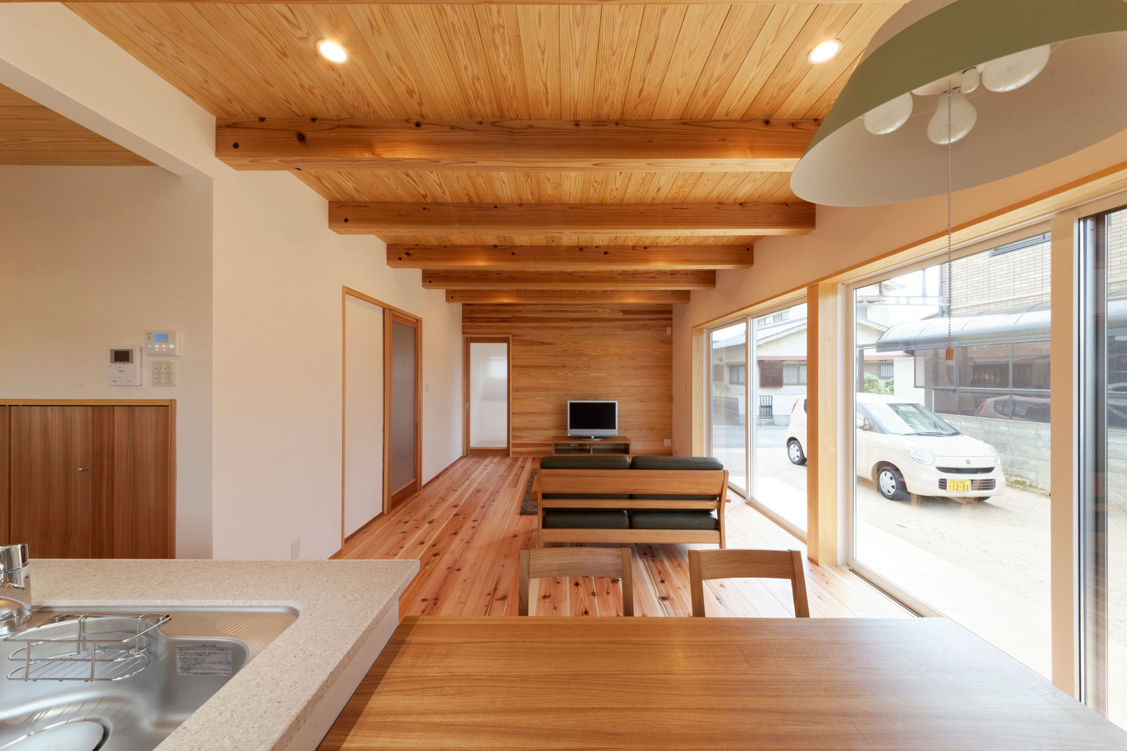 Ft-House okayama kurasiki, 三宅和彦／ミヤケ設計事務所 三宅和彦／ミヤケ設計事務所 Modern living room Solid Wood Multicolored