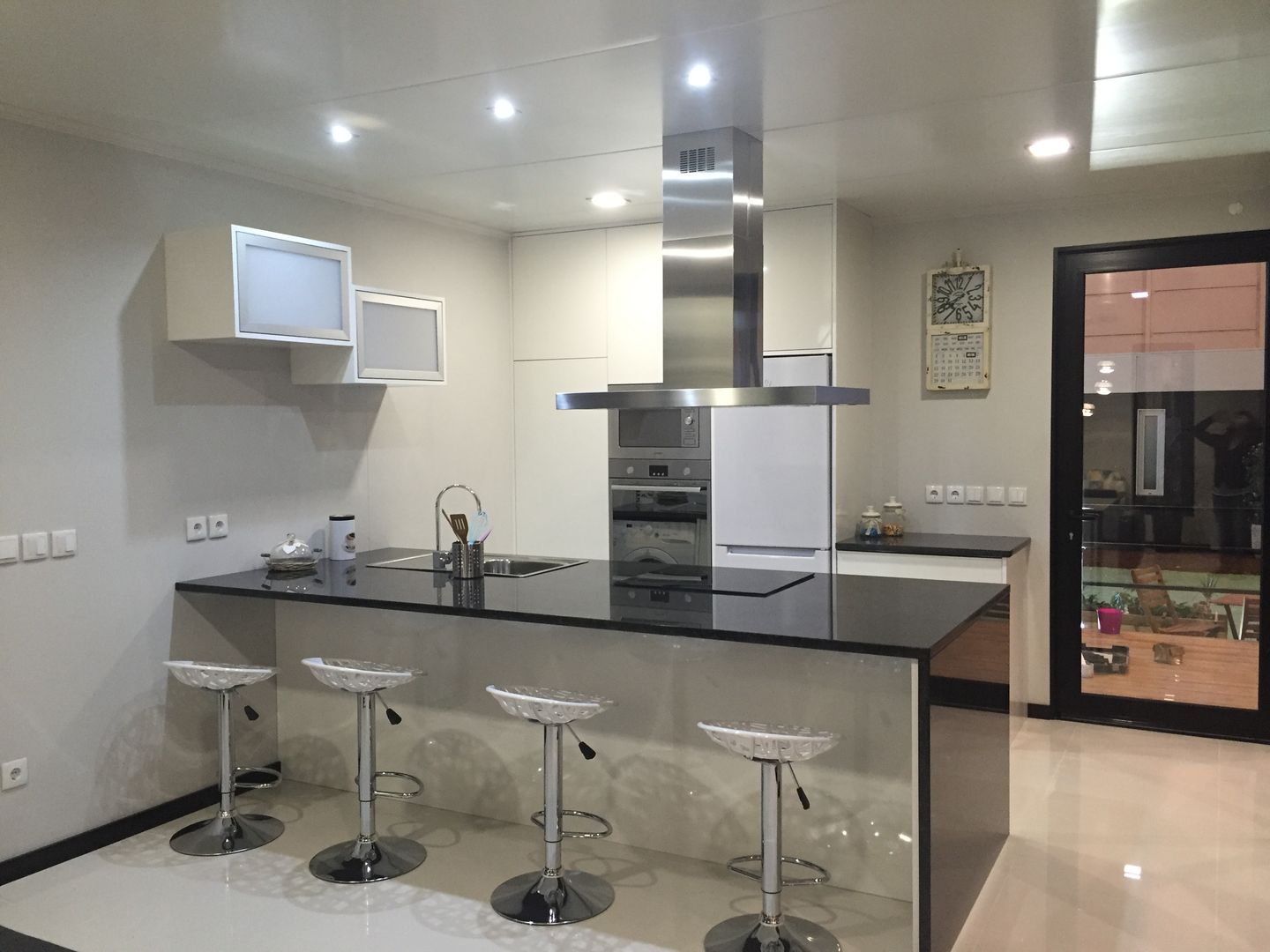 Casa modular com 2 quartos e jardim interior, KITUR KITUR Kitchen