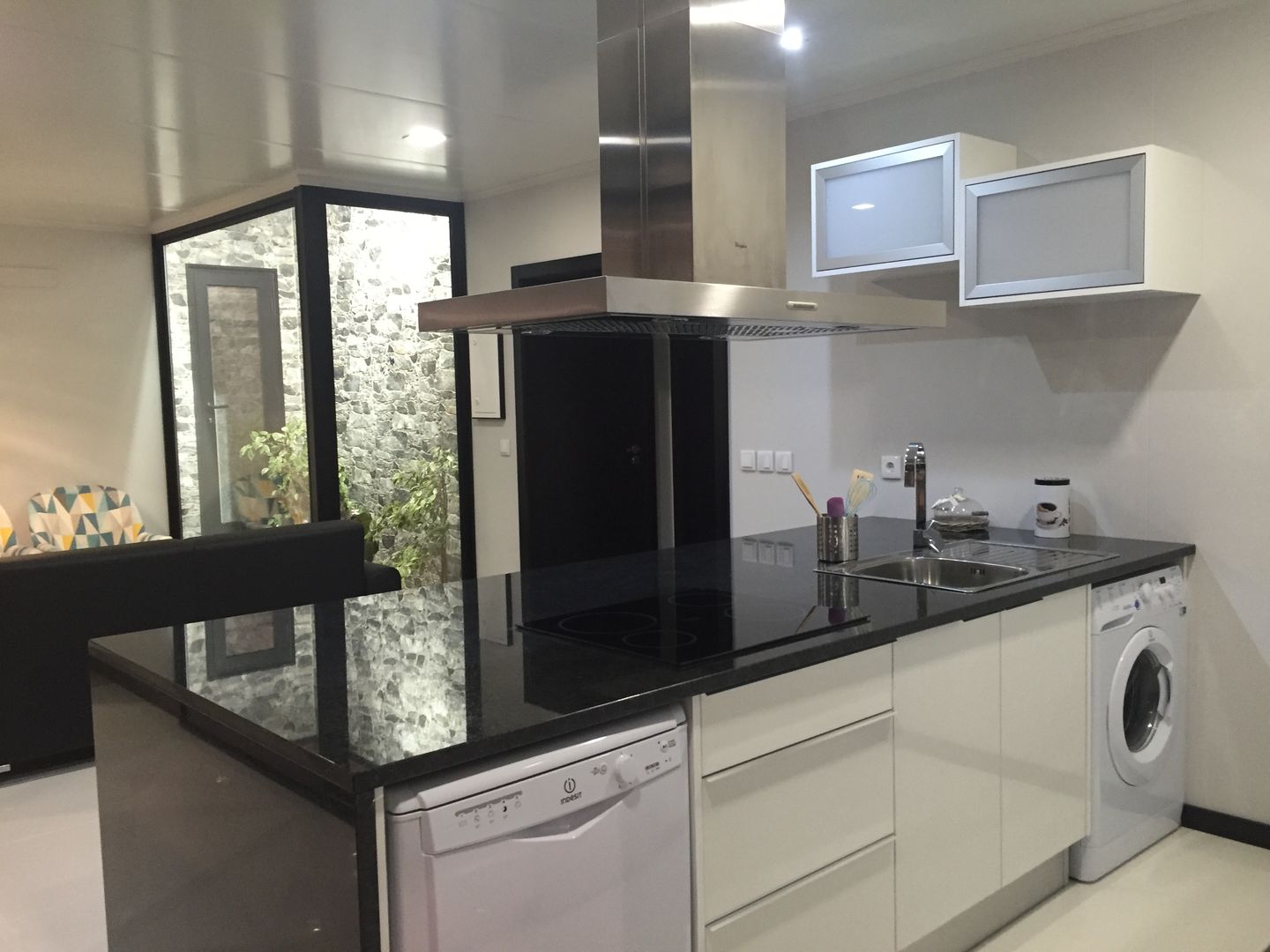 Casa modular com 2 quartos e jardim interior, KITUR KITUR Minimalist kitchen