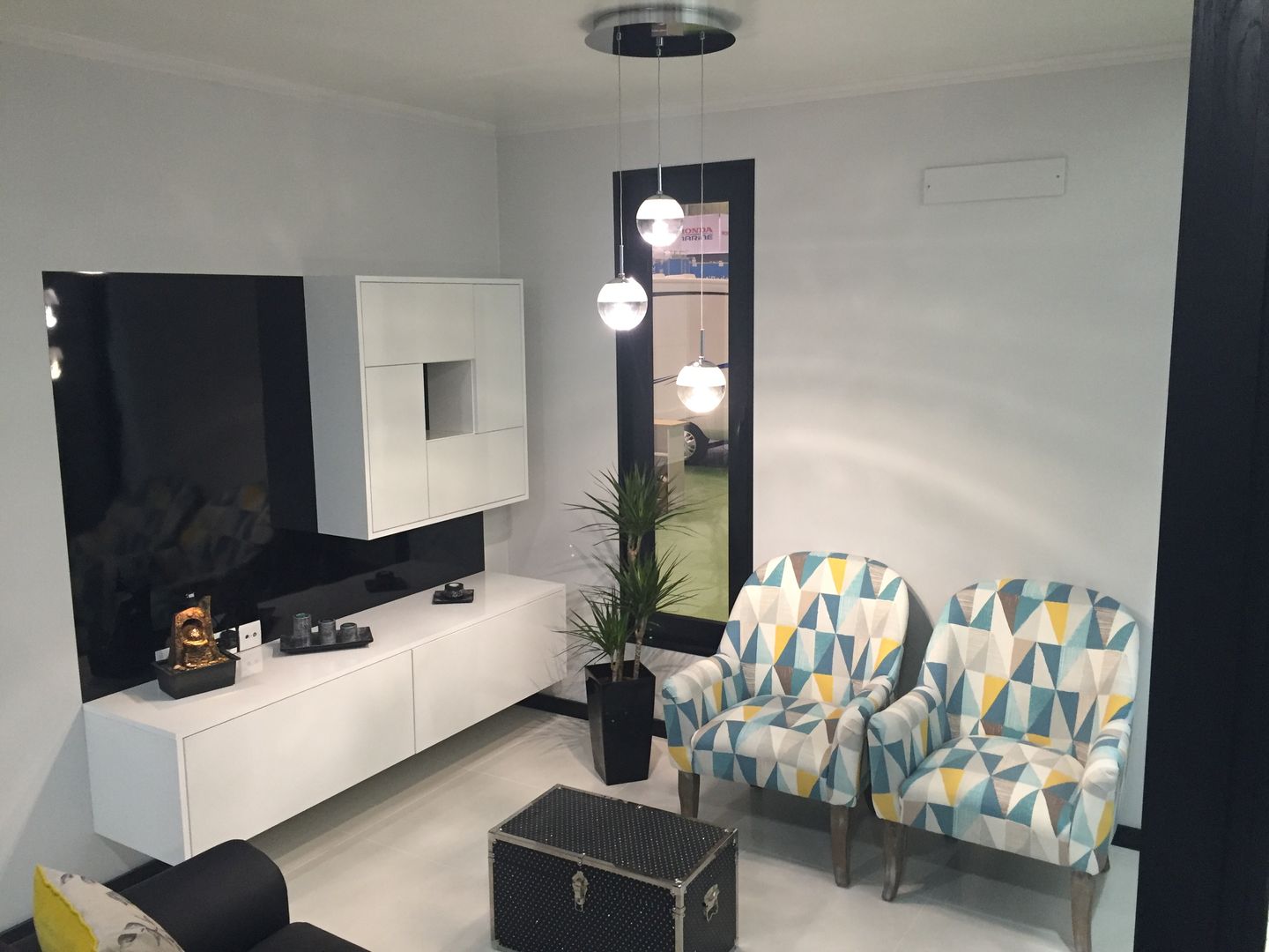 Casa modular com 2 quartos e jardim interior, KITUR KITUR Minimalist living room