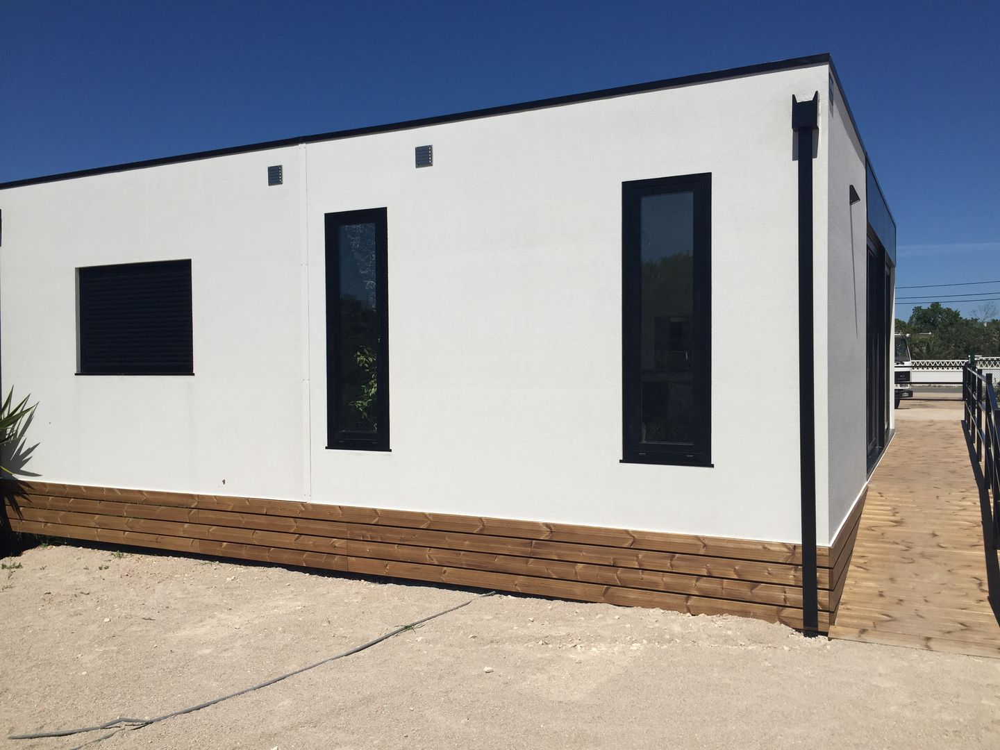 Casa modular com 2 quartos e jardim interior, KITUR KITUR ミニマルな 家