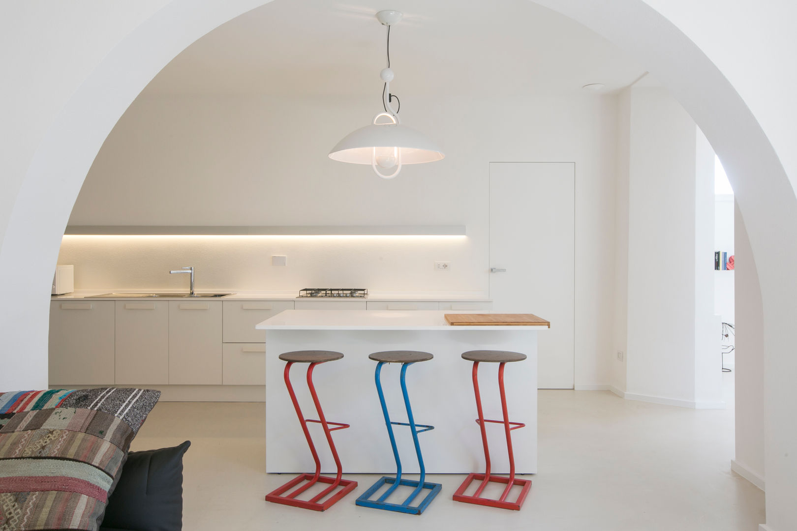 Ristrutturazione di un appartamento sul lungomare di San Vincenzo (LI), mc2 architettura mc2 architettura Mediterranean style kitchen