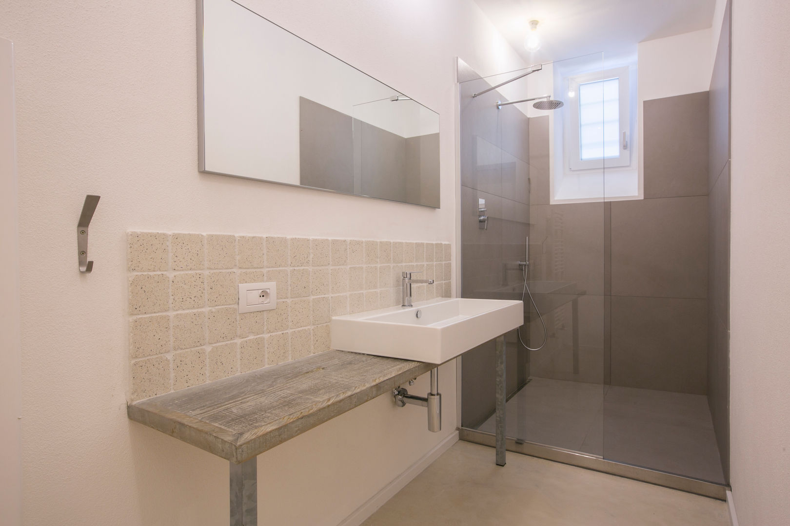 Ristrutturazione di un appartamento sul lungomare di San Vincenzo (LI), mc2 architettura mc2 architettura Mediterranean style bathroom