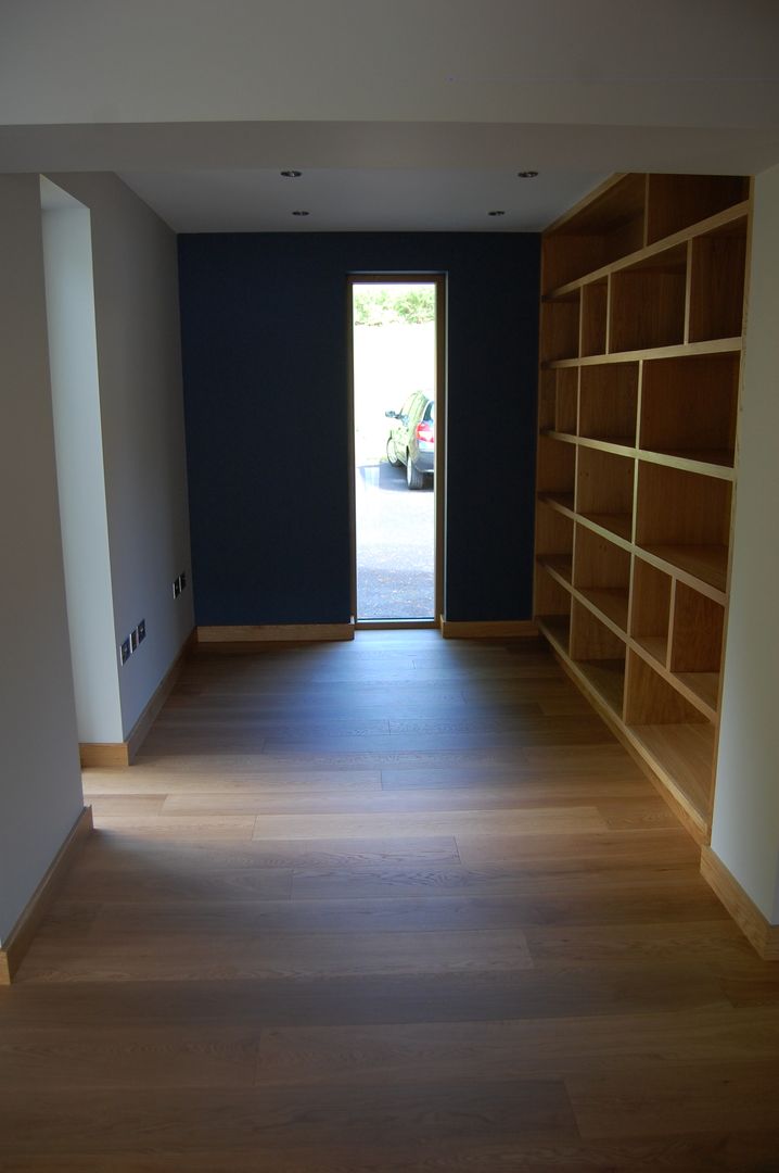 Study & oak shelves built into former carport. Matheson Mackenzie Ross Architects Modern study/office Wood Wood effect