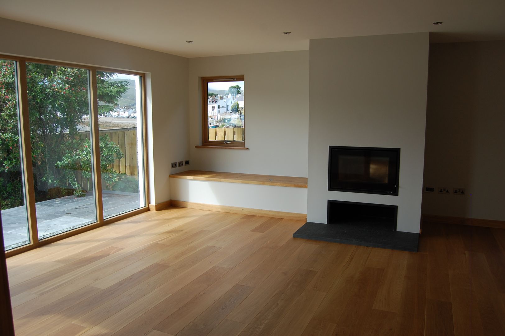 Livingroom & stove. Matheson Mackenzie Ross Architects Salas modernas Pizarra Chimeneas y accesorios