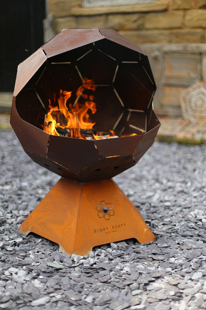 The Football Barbecue and Fire Pit Digby Scott Designs Jardines modernos Hierro/Acero Barbacoas