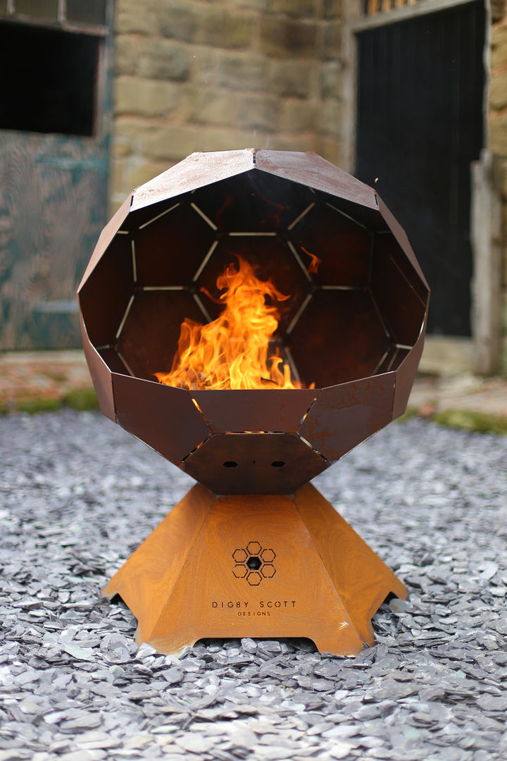 The Football Barbecue and Fire Pit Digby Scott Designs Giardino moderno Ferro / Acciaio Bracieri & Barbecue