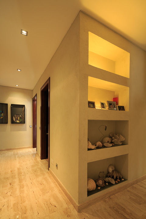 Moradia Algarve 2012, Atelier Ana Leonor Rocha Atelier Ana Leonor Rocha Mediterranean corridor, hallway & stairs