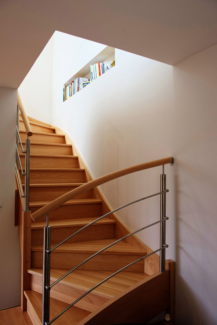 Niche de rangement dans cage d'escalier AMNIOS Couloir, entrée, escaliers modernes Rénovation,Aménagement,Escalier