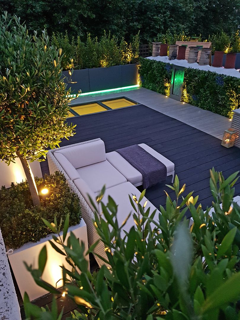 Millboard decking on London roof terrace Paul Newman Landscapes Balcone, Veranda & Terrazza in stile moderno