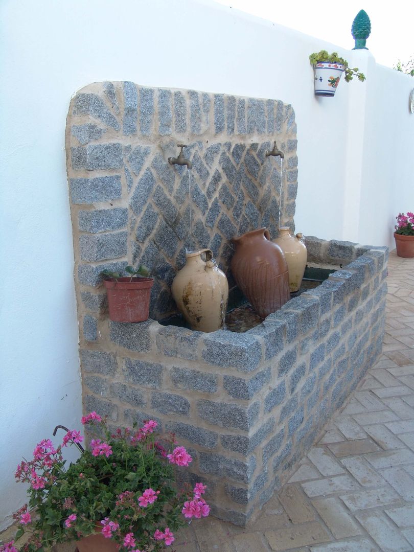 Fuente de piedra homify Jardines de estilo rústico Accesorios y decoración