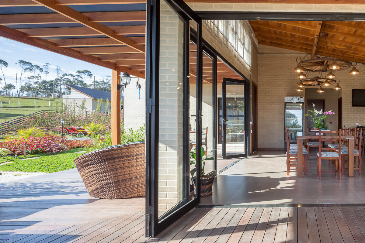 Casa de Campo, Juliana Lahóz Arquitetura Juliana Lahóz Arquitetura Country style balcony, veranda & terrace