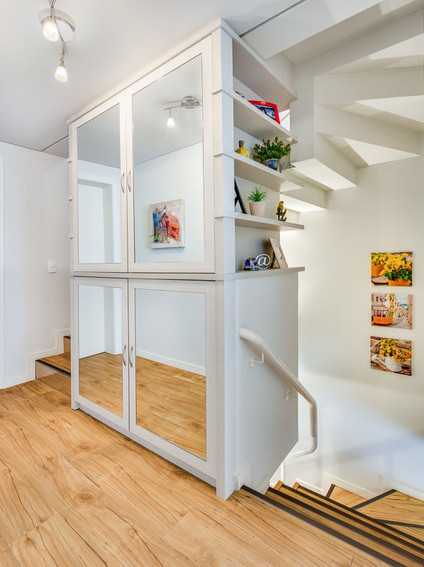 Sobrado triplex Integrado, Juliana Lahóz Arquitetura Juliana Lahóz Arquitetura Modern corridor, hallway & stairs