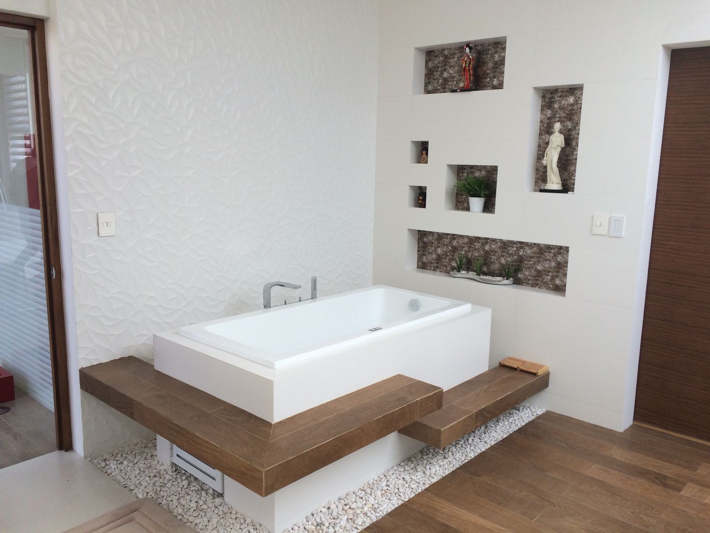 homify Moderne Badezimmer Holz Holznachbildung