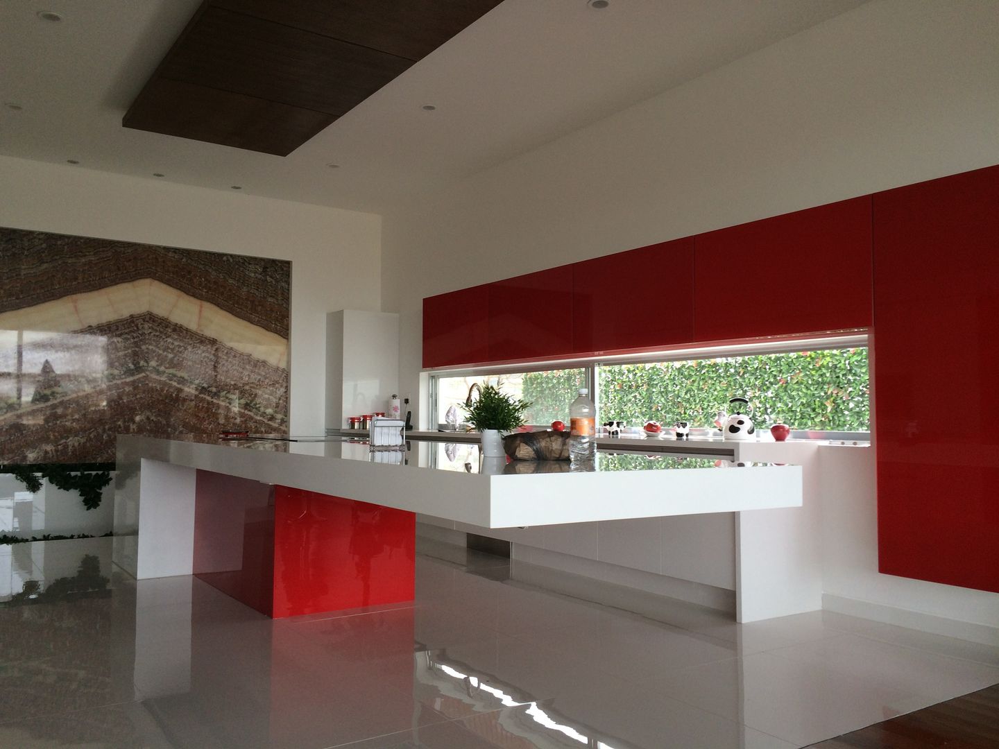 Cocina roja homify Cocinas de estilo moderno