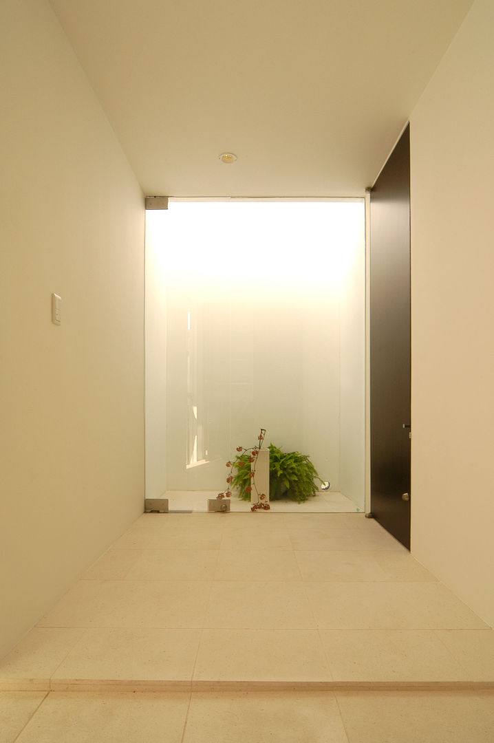 KNJ-HOUSE, 門一級建築士事務所 門一級建築士事務所 Minimalist corridor, hallway & stairs Marble