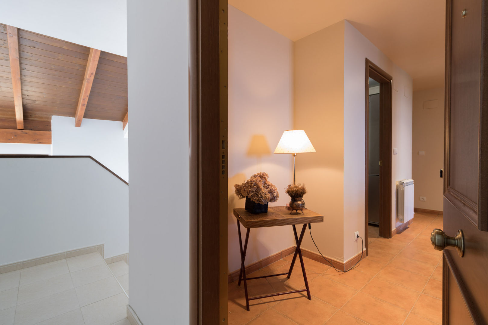 REPORTAJE FOTOGRÁFICO ALQUILER EN SOJUELA, Become a Home Become a Home Classic style corridor, hallway and stairs