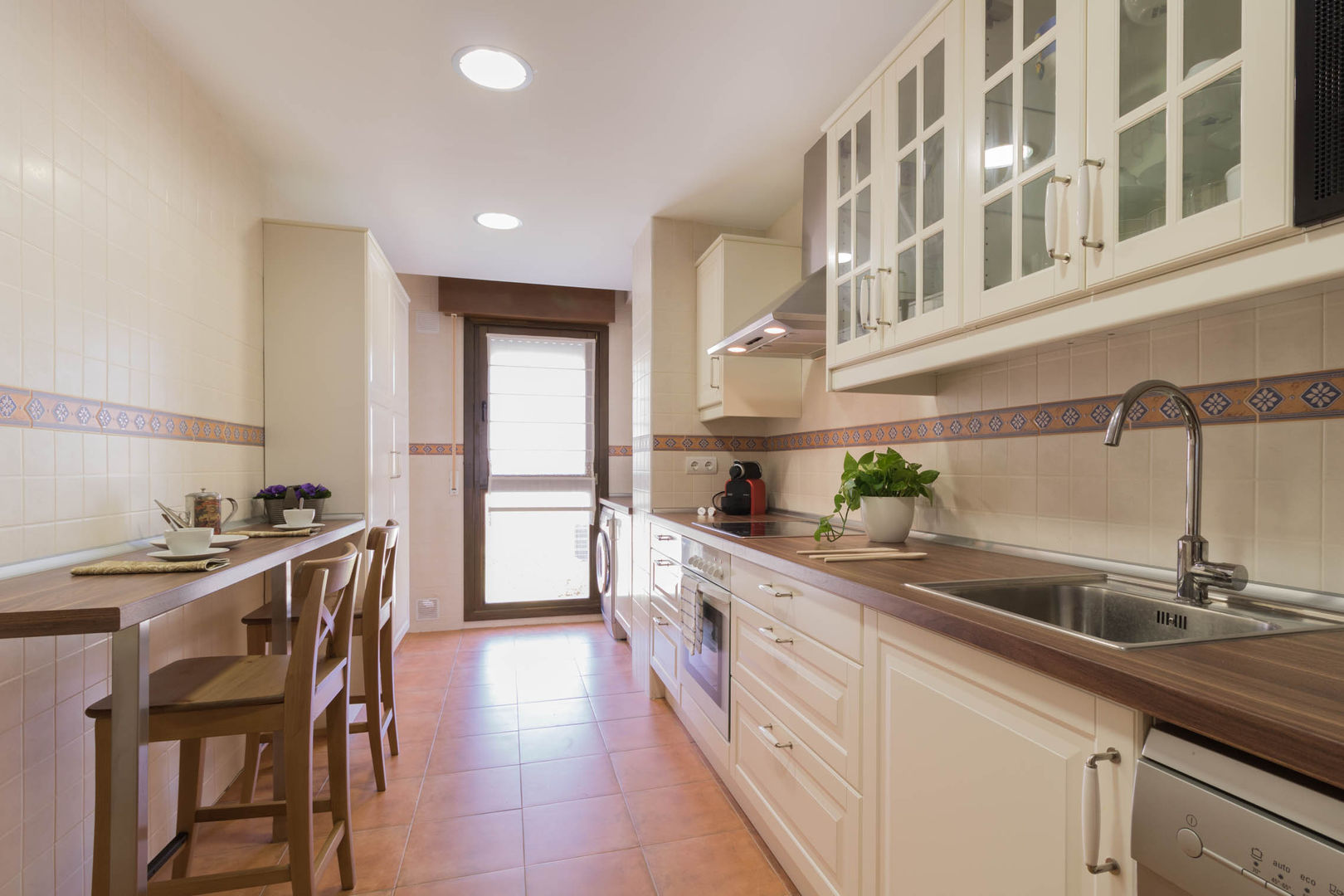 REPORTAJE FOTOGRÁFICO ALQUILER EN SOJUELA, Become a Home Become a Home Cozinhas clássicas