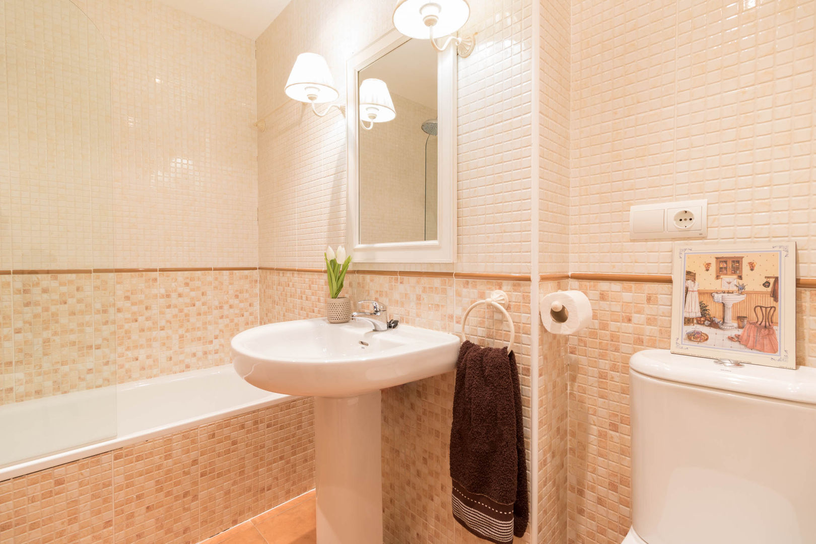 REPORTAJE FOTOGRÁFICO ALQUILER EN SOJUELA, Become a Home Become a Home Ванная в классическом стиле