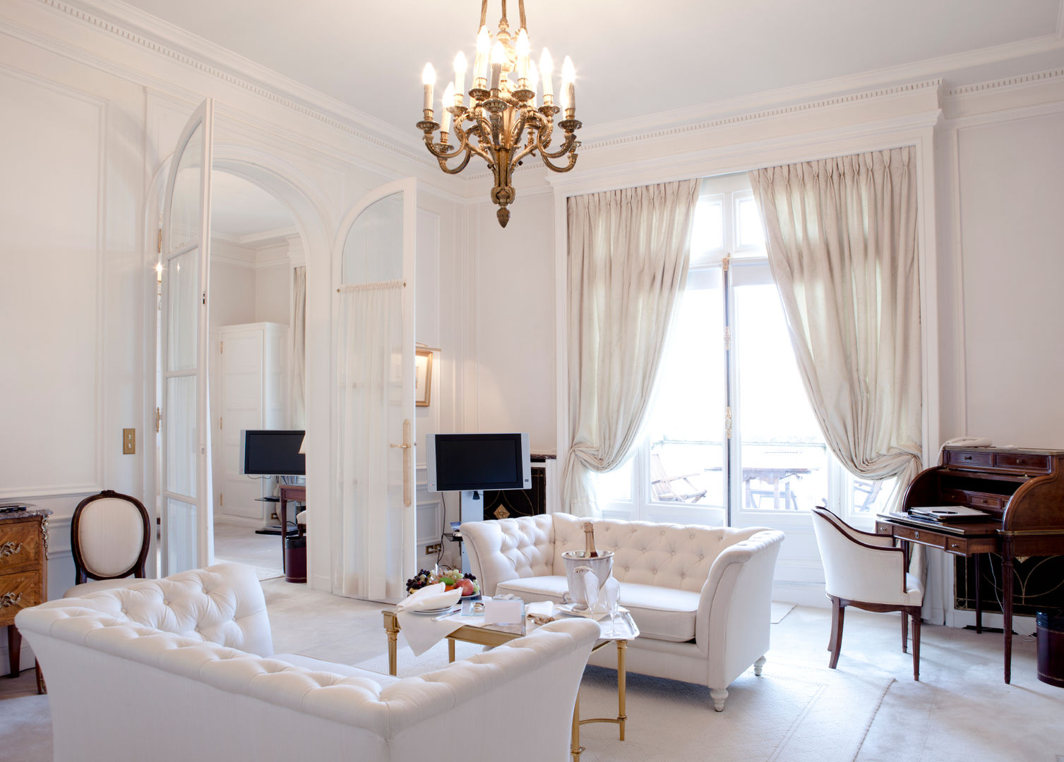 Classic White Living Space Gracious Luxury Interiors クラシックデザインの リビング