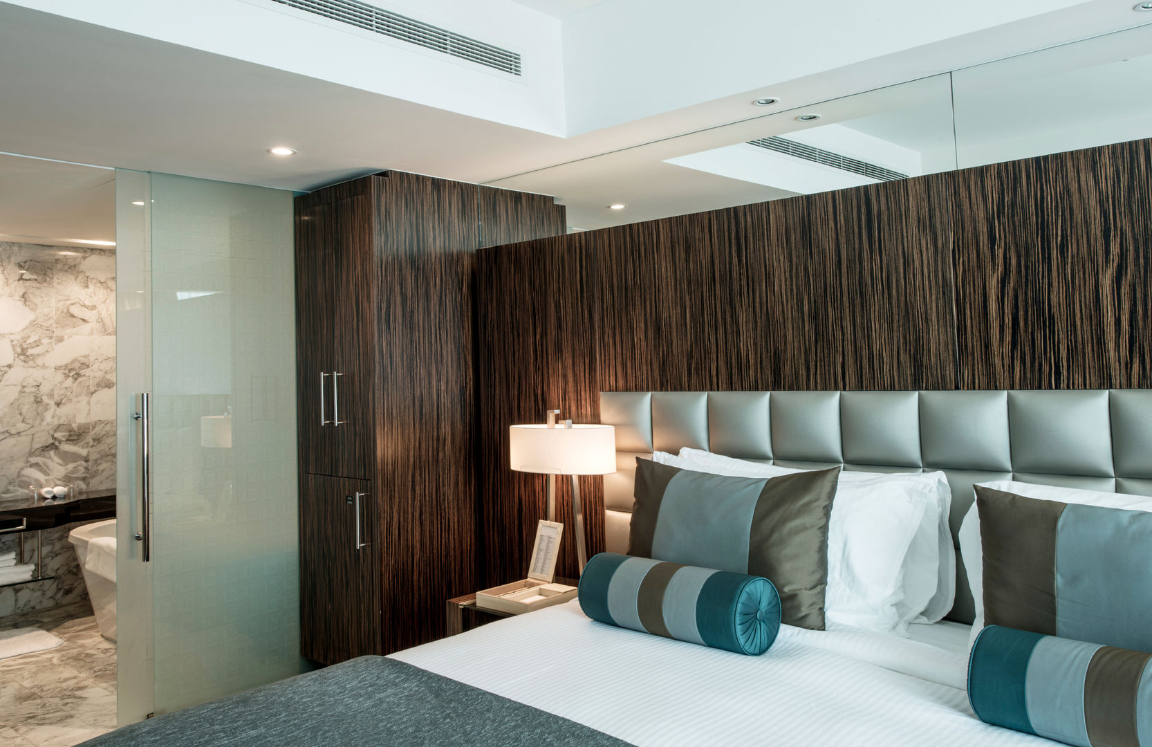 Silver & Blue Hotel Suite Gracious Luxury Interiors Habitaciones modernas Commercial,Hotel,Bedroom,Cushions,Silver,Wood,Wood Headboard,Ensuite Bathroom