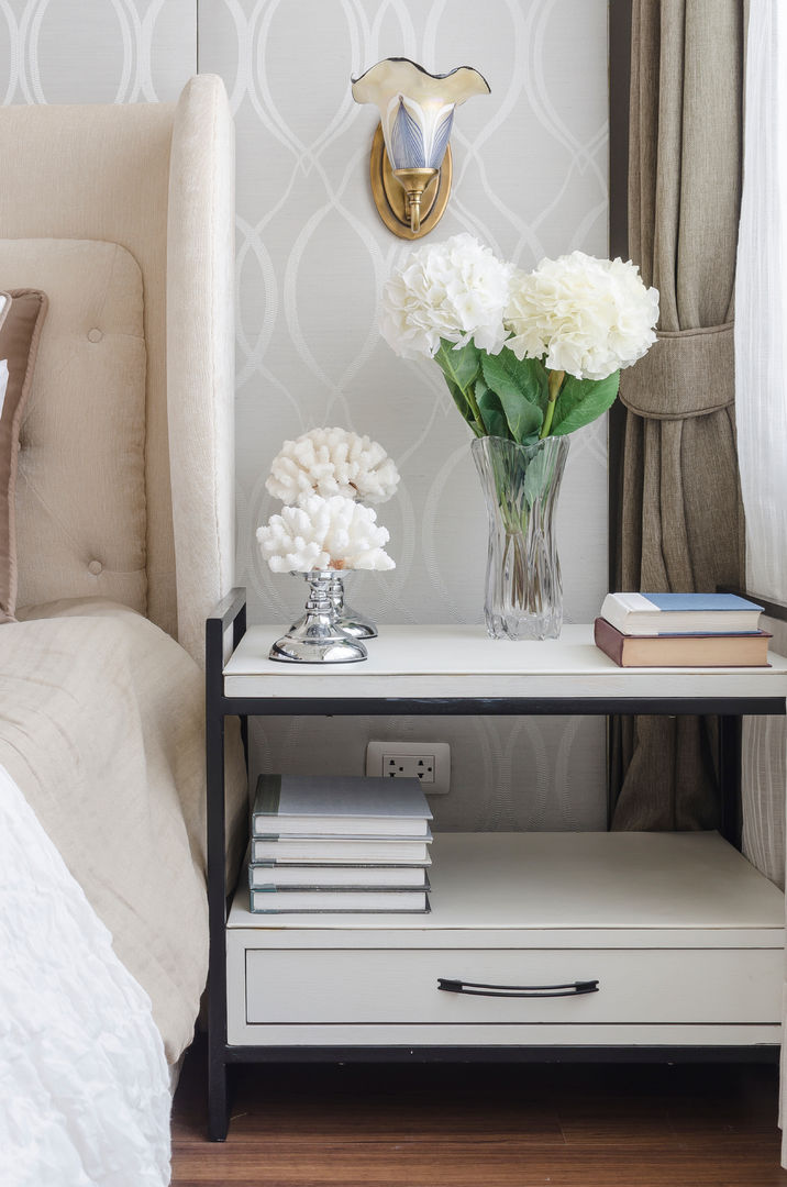 Beautiful Bedside Table Gracious Luxury Interiors Camera da letto moderna Bedside Table,White,Flowers,Nightstand