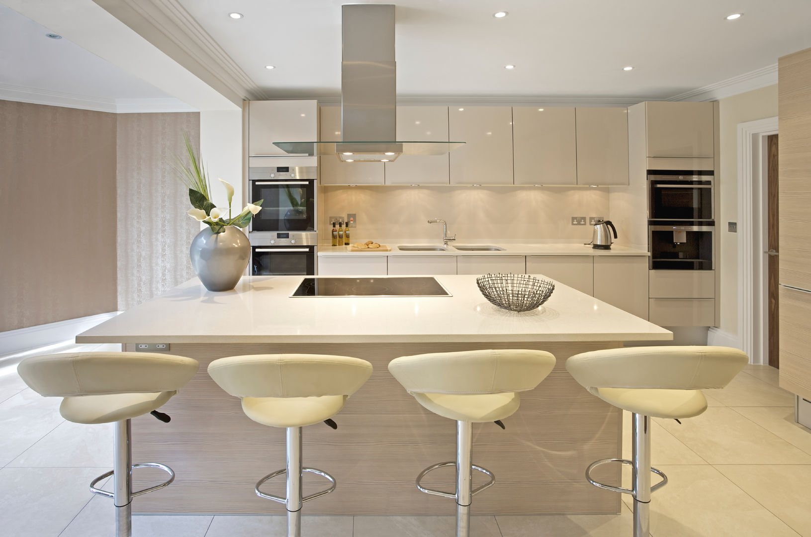 Cream Modern Kitchen Gracious Luxury Interiors Cocinas modernas: Ideas, imágenes y decoración Cream,Minimal,Minimalist,Kitchen,Leather,Kitchen Island,white kitchen,White