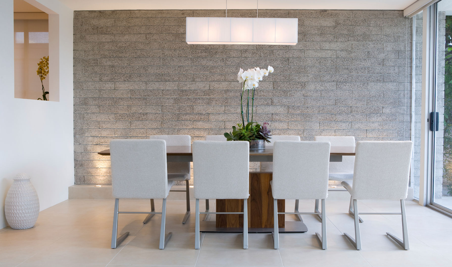 Grey Exposed Brick Dining Room Gracious Luxury Interiors Comedores de estilo minimalista Dining Room,Dining Table,White,Exposed Brick