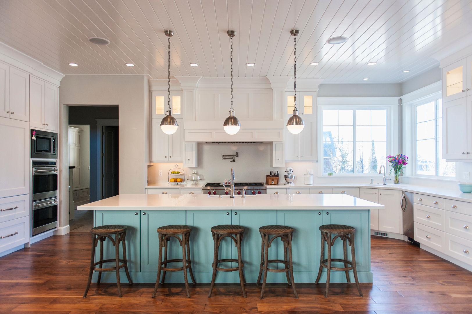 Modern Country-Style Kitchen Gracious Luxury Interiors カントリーデザインの キッチン Country,Kitchen,Kitchen Island,Pastel,Blue,Barn,Barn Conversion