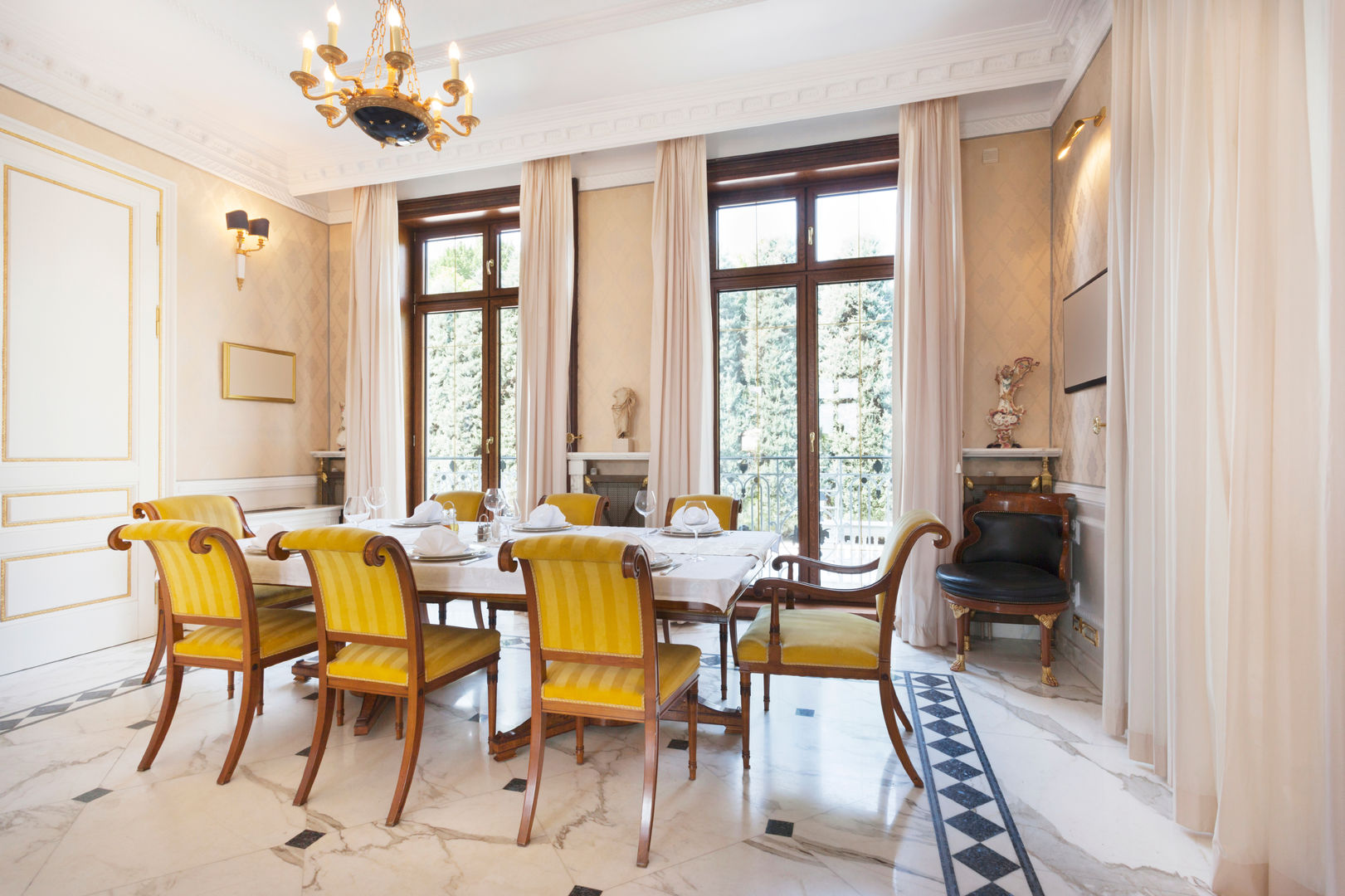 Traditional Regal Dining Area Gracious Luxury Interiors Comedores de estilo clásico Gold,Traditional,Dining Room,Chandelier,Marble,Marble Flooring,Antique Furniture