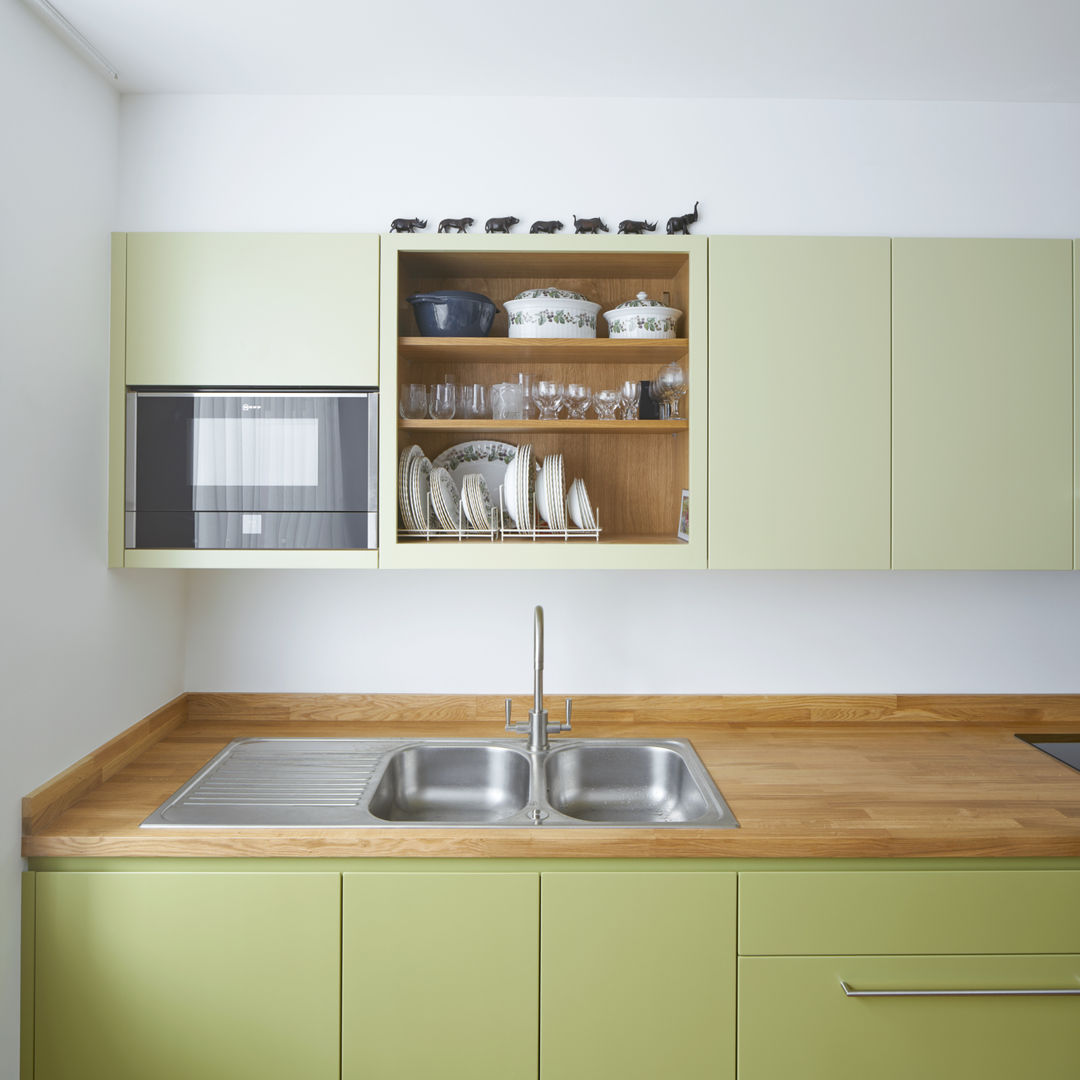 Chalcot Road, Finch London Ltd Finch London Ltd Cocinas modernas bespoke kitchen,green kitchen,open shelving,oak,integrated,kitchen storage,oak worktop,wall cabinet,walnut veneer