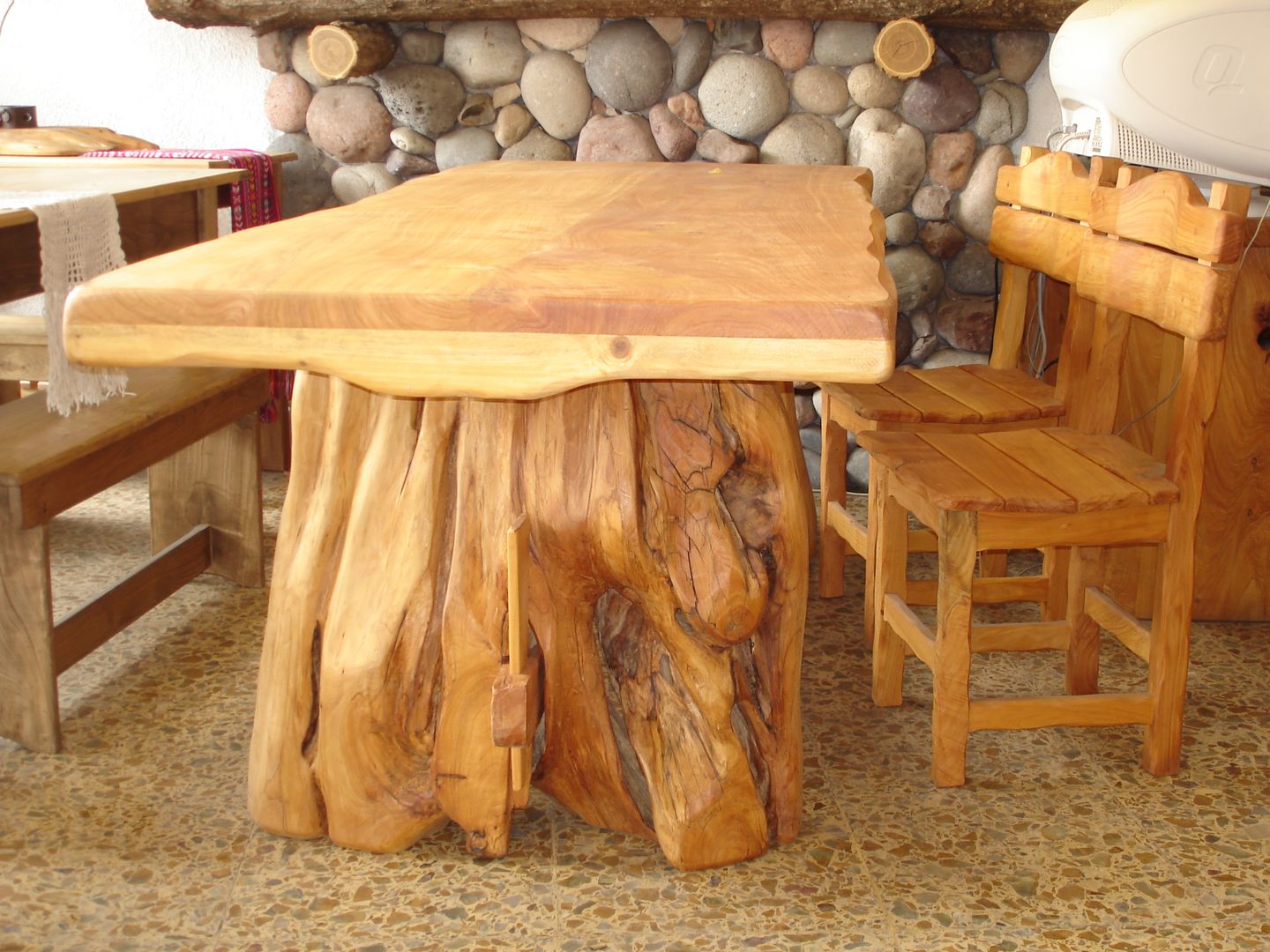 Mesas de madera maciza, Enrique Ramirez Muebles artesanales Enrique Ramirez Muebles artesanales Nhà bếp phong cách mộc mạc Than củi Multicolored Tables & chairs