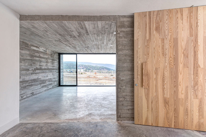 Casas Cuatas en el Fraccionamiento Los Robles Bosque de la Primavera Jalisco, La Desarrolladora La Desarrolladora Minimalistyczny korytarz, przedpokój i schody Beton