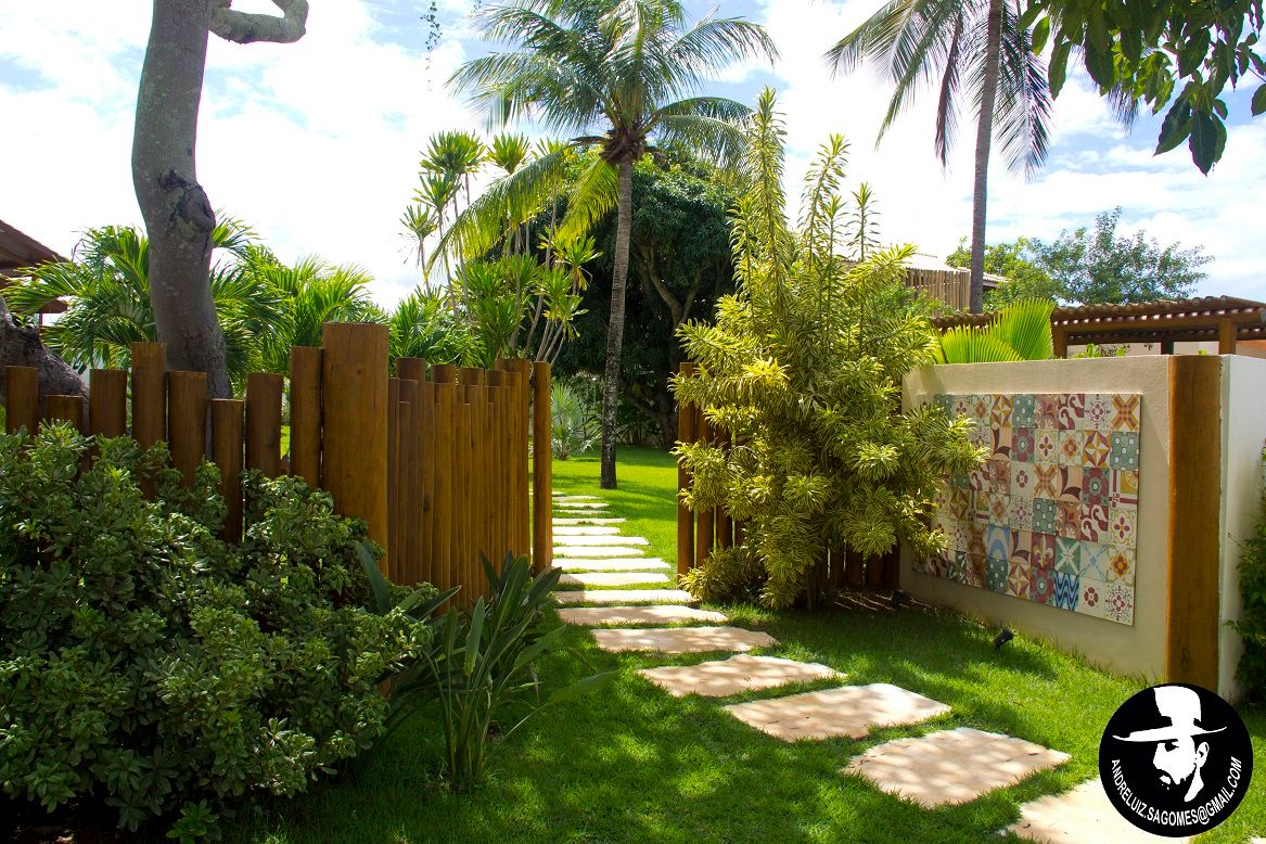 CASA DE PRAIA EM CONDOMINIO - GUARAJUBA / BAHIA, Tânia Póvoa Arquitetura e Decoração Tânia Póvoa Arquitetura e Decoração Giardino tropicale Legno composito Trasparente