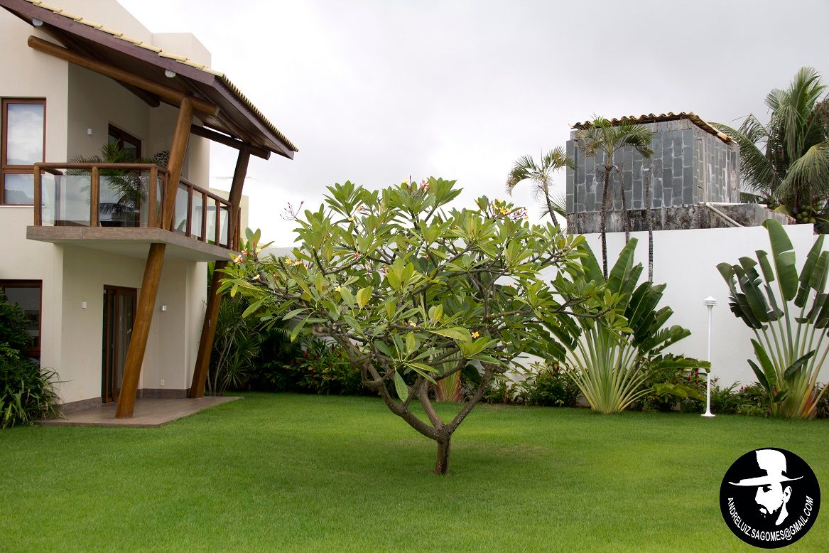 CASA DE PRAIA EM CONDOMINIO - GUARAJUBA / BAHIA, Tânia Póvoa Arquitetura e Decoração Tânia Póvoa Arquitetura e Decoração Дома в тропическом стиле