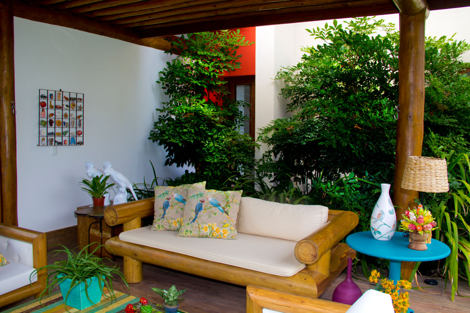 CASA DE PRAIA EM CONDOMINIO - GUARAJUBA / BAHIA, Tânia Póvoa Arquitetura e Decoração Tânia Póvoa Arquitetura e Decoração Tropical style balcony, veranda & terrace Plants & flowers