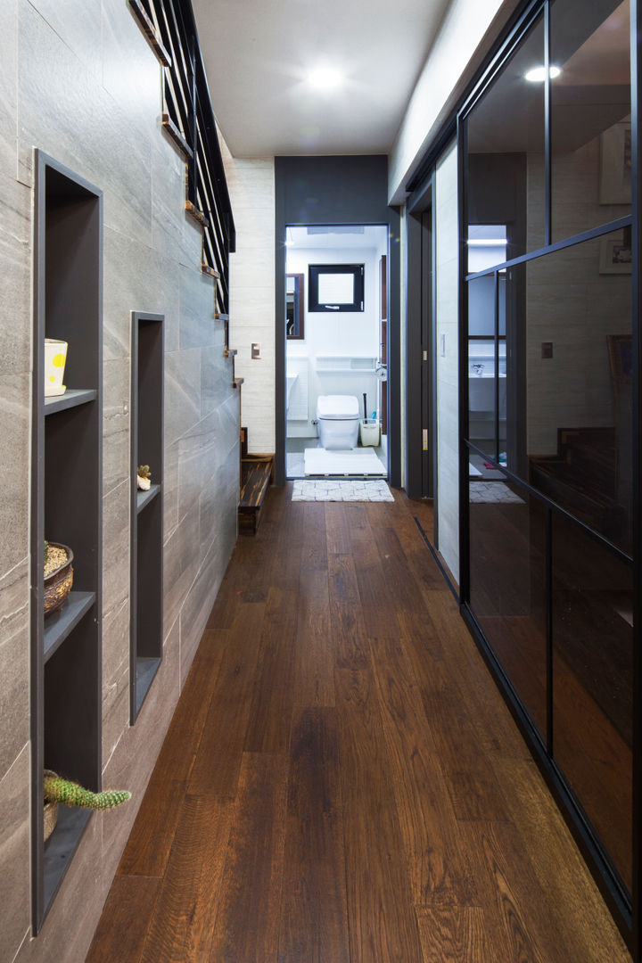 이웃과 함께하는 전원생활 (용인 고기동), 윤성하우징 윤성하우징 Asian style corridor, hallway & stairs
