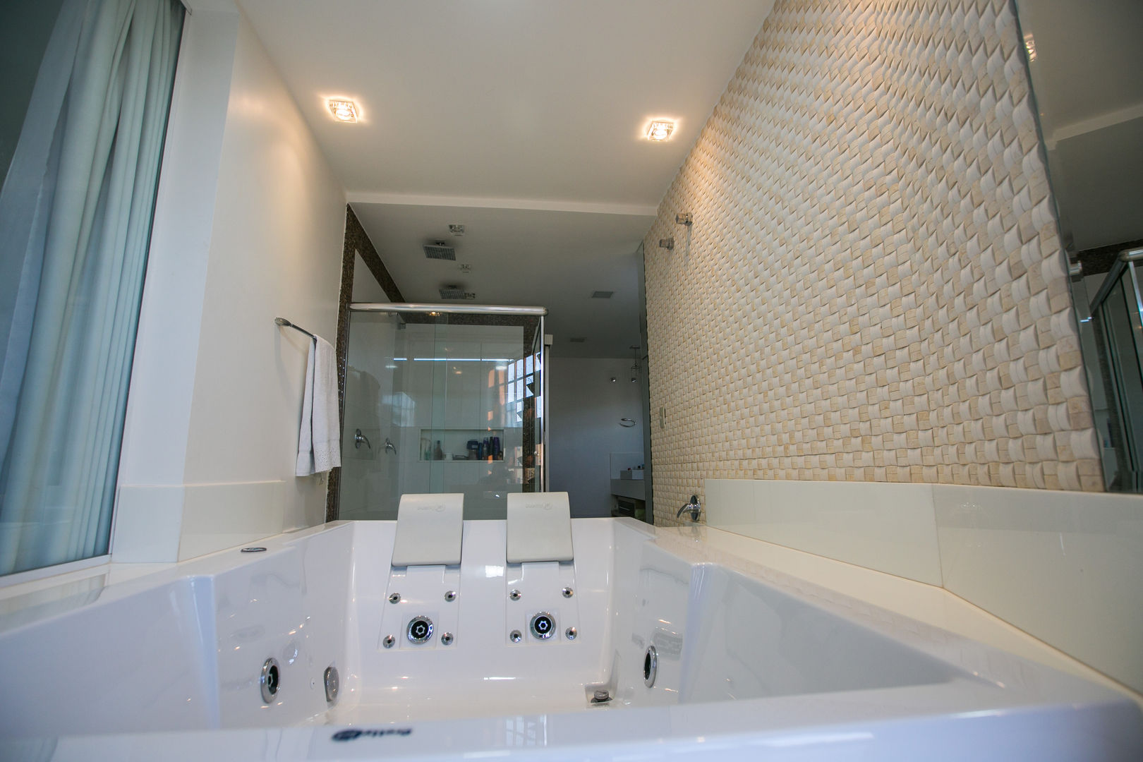 RES H|A - COND ALPHAVILLE CUIABÁ II, KAMPAI ARQUITETURA KAMPAI ARQUITETURA Modern Bathroom Marble