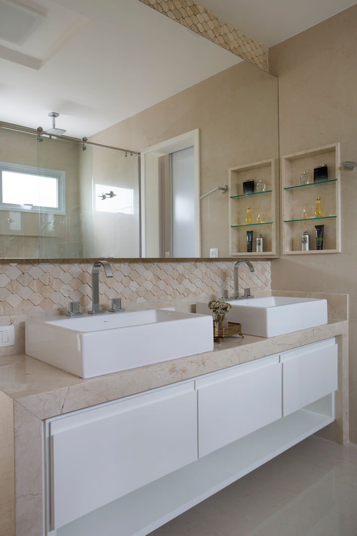 homify Modern bathroom