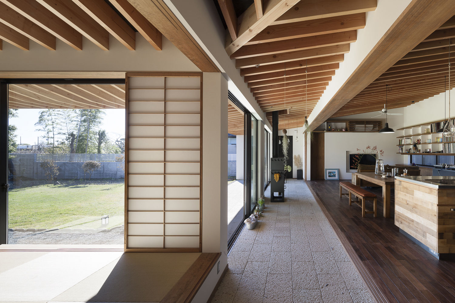 土間の広がる家, 築紡｜根來宏典 築紡｜根來宏典 Modern corridor, hallway & stairs Stone