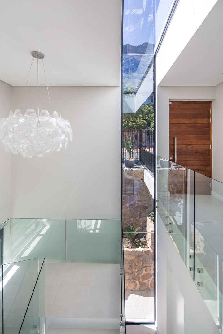HOUSE I CAMPS BAY, CAPE TOWN I MARVIN FARR ARCHITECTS MARVIN FARR ARCHITECTS Modern Corridor, Hallway and Staircase